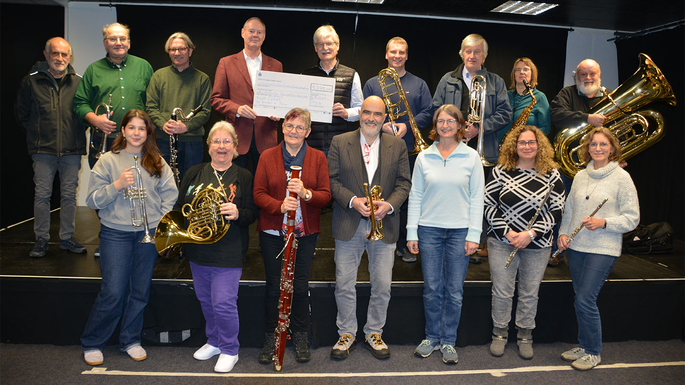 Spendenübergabe Kirchenkonzert Benefizkonzerten Backnang Bläserphilharmonie Rems-Murr Klaus Herberts Katholische Kirche