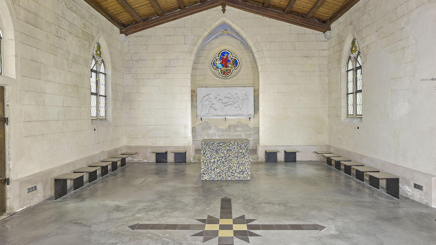 Backnang Friedhofskapelle Innenraum mit Altar auf dem Backnanger Stadtfriedhof Bernhard J. Lattner