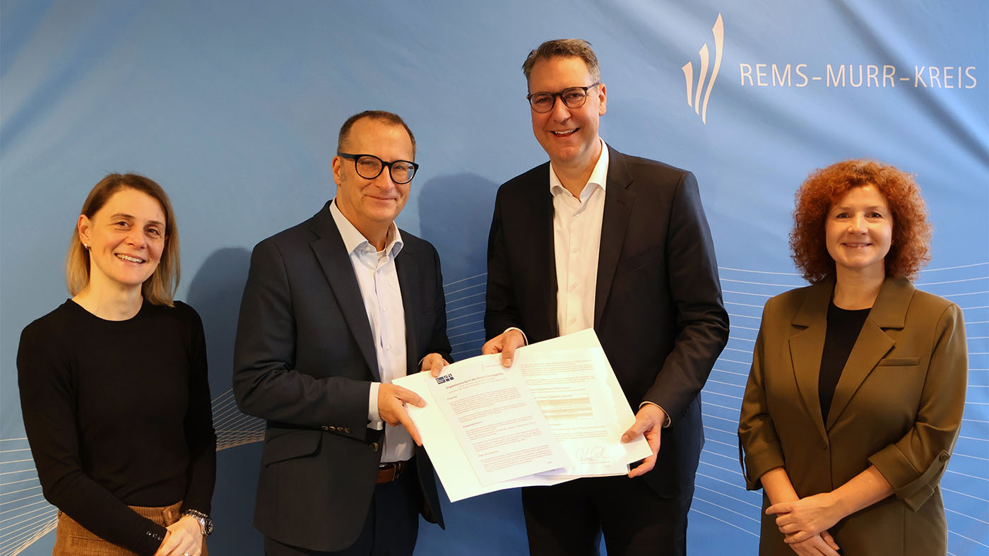 Prexl (Vorstandsvorsitzender Diakonie Stetten), Landrat Dr. Richard Sigel und Stefanie Böhm (Leiterin des Dezernats für Soziales, Jugend und Bildung des Rems-Murr-Kreises) nach der Unterzeichnung der Absichtserklärung im Landratsamt in Waiblingen