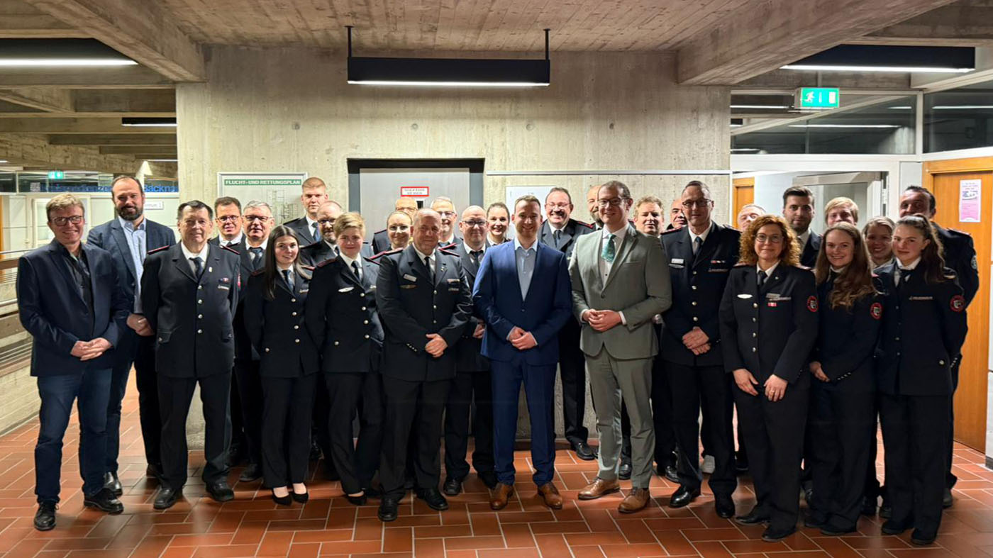 Der neue Feuerwehrkommandant Marcel Schäfer gemeinsam mit den Kameradinnen und Kameraden der Freiwilligen Feuerwehr Backnang und Mitarbeiter der Stadtverwaltung Backnang  | © Stadtverwaltung Backnang