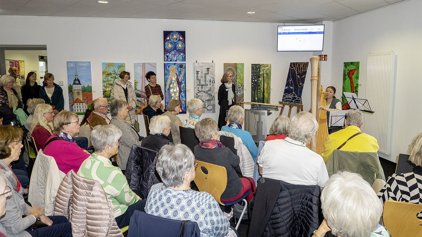 Künstlergruppe „EigenArt“ in der Volkshochschule Backnang bei der Einführung