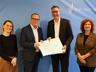 Dietmar Prexl (Vorstandsvorsitzender Diakonie Stetten), Landrat Dr. Richard Sigel und Stefanie Böhm (Leiterin des Dezernats für Soziales, Jugend und Bildung des Rems-Murr-Kreises) nach der Unterzeichnung der Absichtserklärung im Landratsamt in Waiblingen