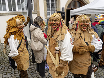 Die derben Burschen, die beim närrischen Wochenmarkt über den Platz