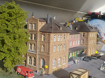 Nachbau des nicht erhaltenen historischen Backnanger Bahnhofs
