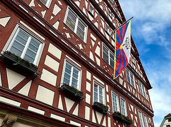 Backnang zeigt Flagge für Tibet 30 Jahre Solidarität