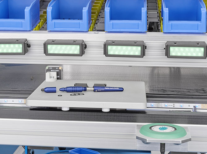 Industrie 4.0 Produktionsanlage PICK BY LIGHT-Arbeitsplatz | © BJ. Lattner