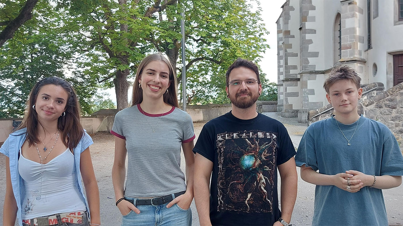 Emilia Santiago , Greta Röper, Sebastian Pollak  und  Manuel Emmert v. l . n. r. Stolze Preisträgerinnen und Preisträger des Baden-Württembergischen Jugendkunstpreises mit ihrem Lehrer Sebastian Pollak | © JMKS Backnang