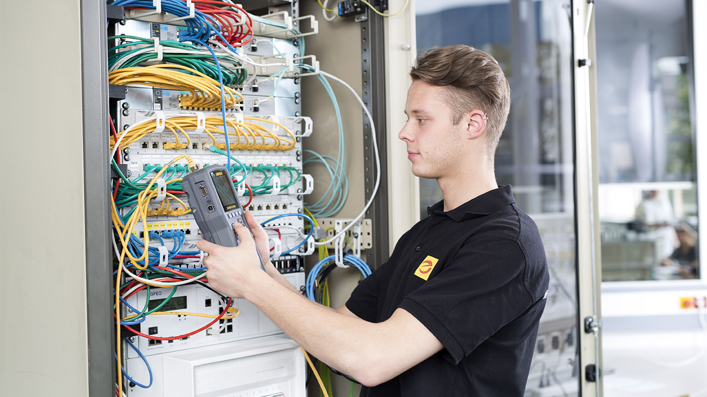 Symbolfoto Informationselektroniker-geräte-und-systemtechnik-zveh | © www.amh-online.de