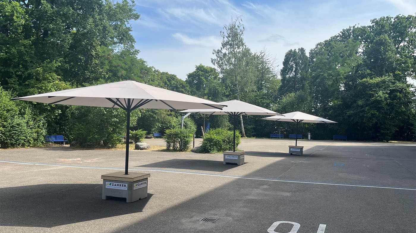 Die neuen Sonnenschirme auf dem Gelände des Max-Born-Gymnasiums spenden ab sofort großflächig Schatten | © Stadtverwaltung Backnang