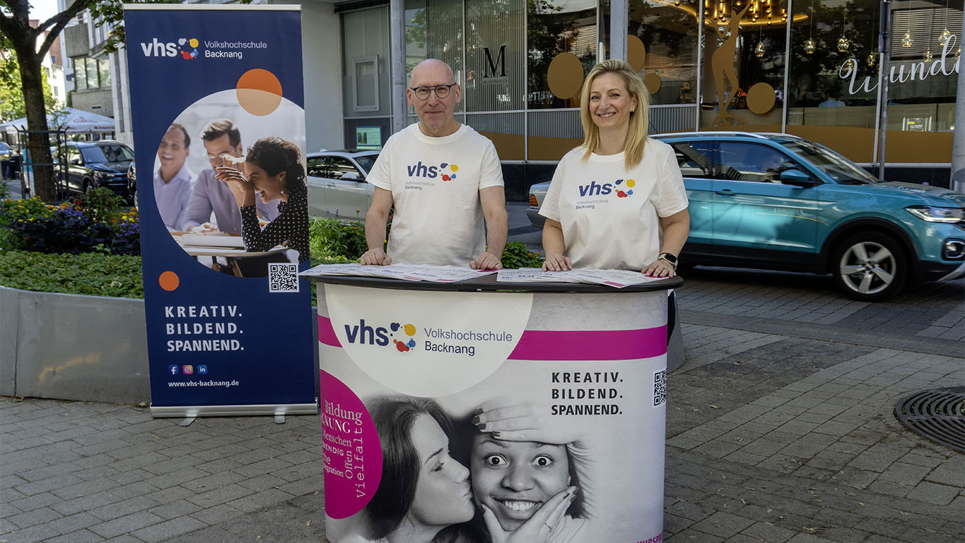 Eva Doxara Leiterin der VHS und Klaus Loderer am Informationsstand | © BJ. Lattner