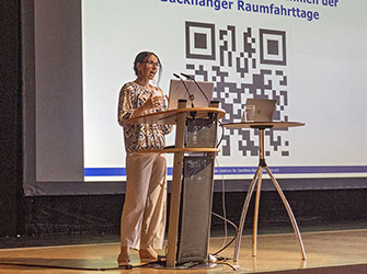 Dilara Betz (DeSK) begrüßt die Gaste und stellt die Referentin vor | © BJ. Lattner