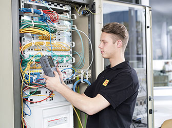 Symbolfoto Informationselektroniker-geräte-und-systemtechnik-zveh | © www.amh-online.de