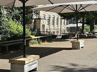 Auf dem Schulhof der Schillerschule/Pestalozzischule stehen den Kindern ab sofort die neuen Großschirme zur Verfügung | © Stadtverwaltung Backnang