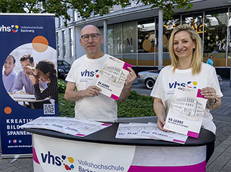 Eva Doxara Leiterin der VHS und Klaus Loderer am Informationsstand | © BJ. Lattner