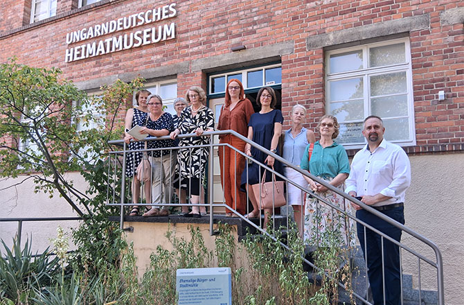 Die Delegation aus Bácsalmás mit Bürgermeister Balázs Németh vor dem Ungarndeutschen Heimatmuseum in Backnang | © Klaus J. Loderer