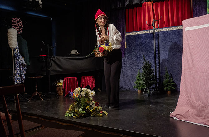 Nachmittagsprogramm im Puppentheater von Pröpstl spiel – Iris Guggenberger vom Galli-Theater „Rotkäppchen“ | © BJ. Lattner