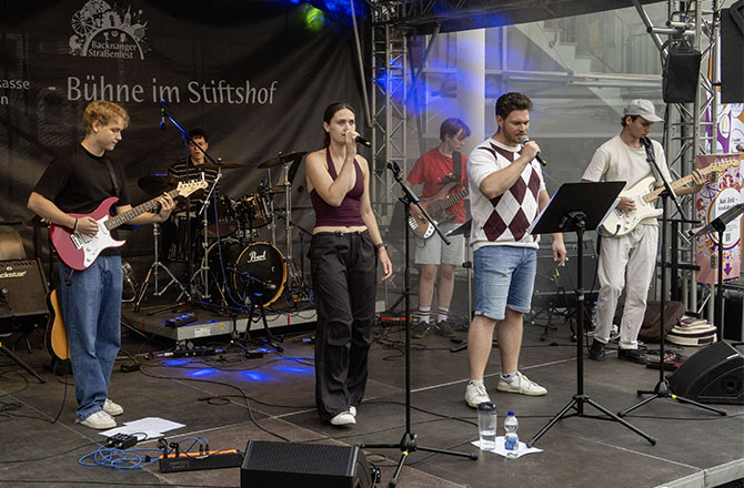 On Cue auf der Bühne am Stiftshof | © BJ. Lattner