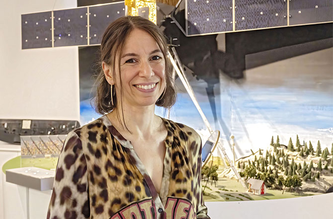 Dilara Betz im Showroom des DeSK | © BJ. Lattner