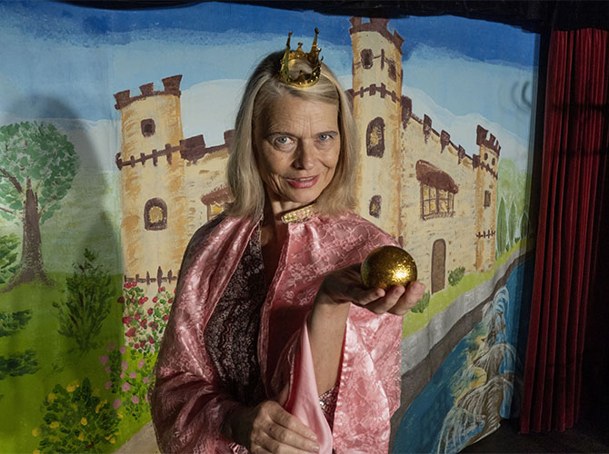 Iris Guggenberger spiel das Märchen der Froschkönig | © BJ. Lattner
