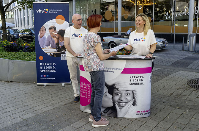 Eva Doxara Leiterin der VHS und Klaus Loderer im Gespräch mit einer Passantin | © BJ. Lattner
