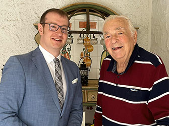 Oberbürgermeister Friedrich gratuliert Edwin Müller zu seinem 90. Geburtstag | © Stadtverwaltung Backnang