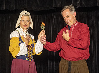 Szene: Niedere Minne (Walther von der Vogelweide) – Iris Guggenberger und Waldemar Merk | © BJ. Lattner