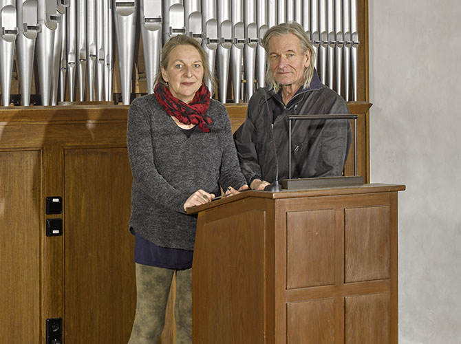 Katja Welbers und Andreas Brückner bei der Arbeiten in der Aussegnungshalle | © BJ. Lattner